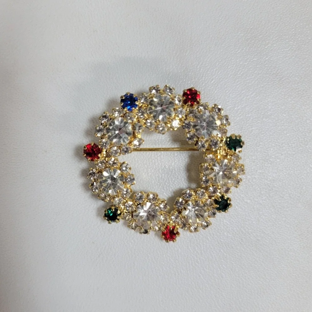 Vintage Gold-Tone White Cplorful Red Rhinestone Christmas Wreath Brooch 1.5 in - Picture 2 of 6